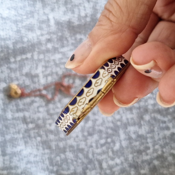 Vintage preowned cloisonné pendant. - Picture 7 of 8